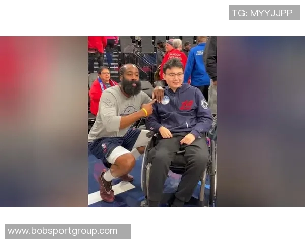 快船分享哈登与中国留学生约翰郝亲密合影表达感激之情 快船分享哈登与中国留学生约翰郝亲密合影表达感激之情