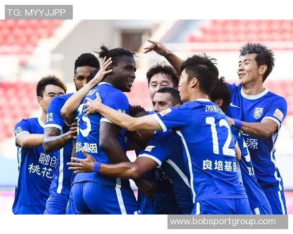 携手共进迎新篇章祝武汉三镇足球俱乐部12岁生日快乐