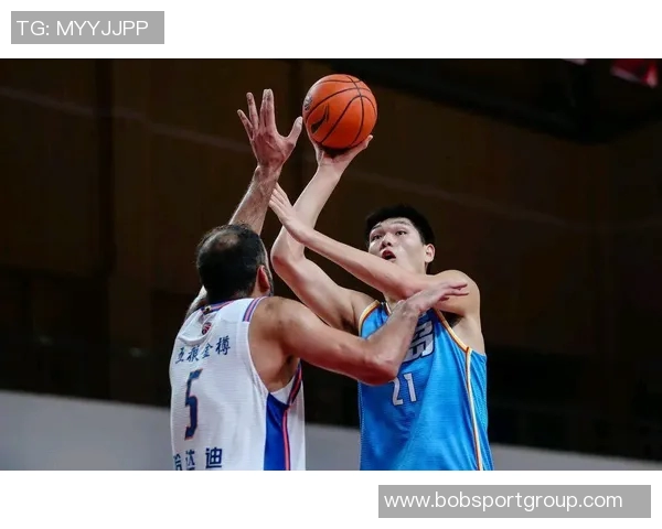 亨特分析莫布里与亚当斯的进攻风格差异及其对球队的影响