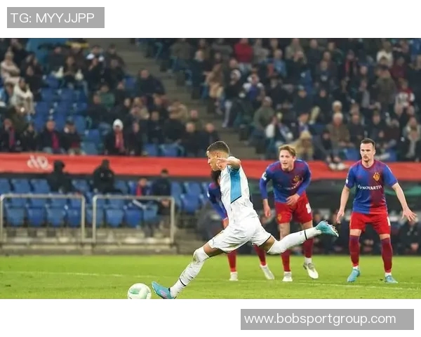 纽卡球迷与马赛当地球迷发生冲突部分人紧急躲入酒吧避难