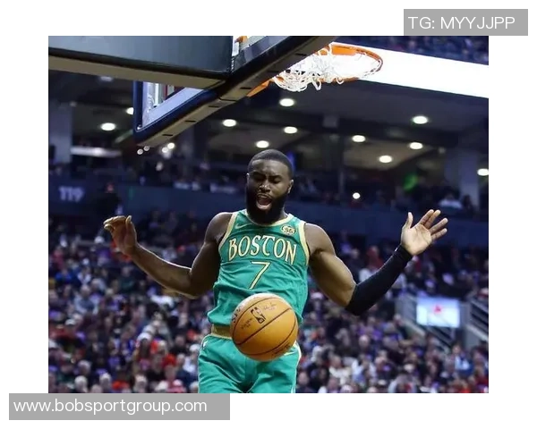 杰伦布朗独自发力砍下33分7板4助可惜失误偏多达7次